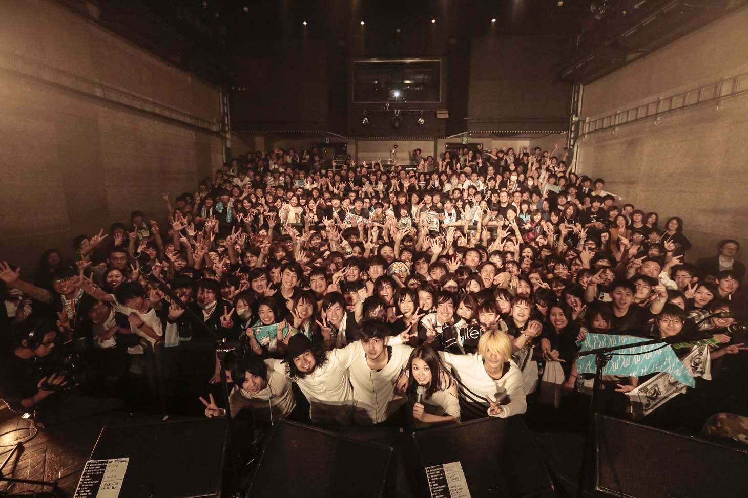 Hello Sleepwalkersとファン。（Photo by Yosuke Torii）