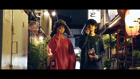 少年がミルク「新宿シネマコネクション」ミュージックビデオのワンシーン。