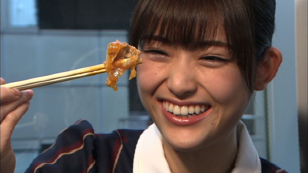 肉を前にニヤニヤが抑えられない松村沙友理。(c)TBS