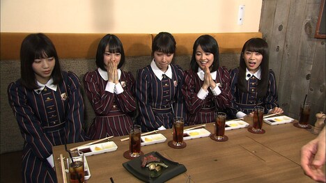 “神グルメ”に興奮する乃木坂46。(c)TBS