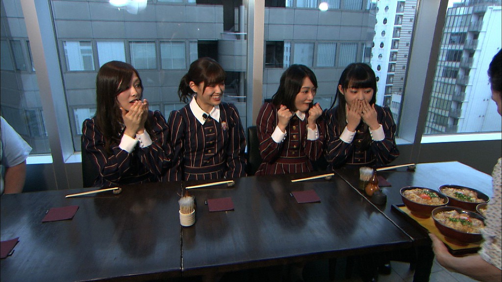 “神”丼を前にテンションが上がる乃木坂46。(c)TBS