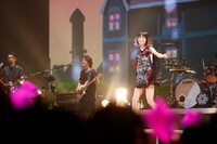 LiSA「LiVE is Smile Always～NEVER ENDiNG GLORY～ the Moon」の様子。（Photo by hajime kamiiisaka）