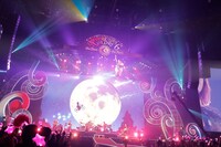 自転車でアリーナ“上空”をフライングするLiSA。（Photo by hajime kamiiisaka）