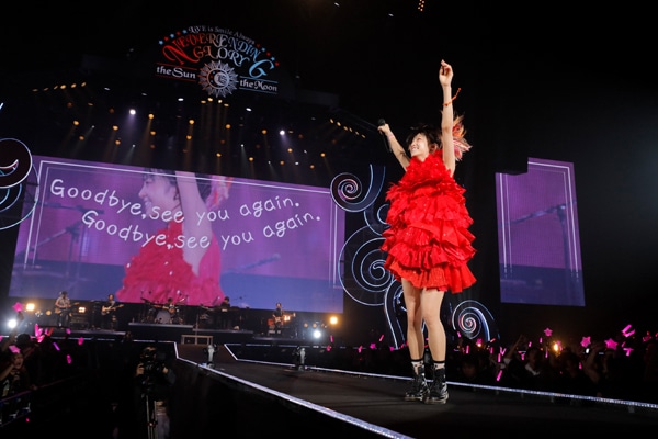 LiSA「LiVE is Smile Always～NEVER ENDiNG GLORY～ the Sun」の様子。（Photo by hajime kamiiisaka）