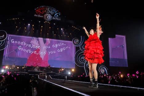 LiSA「LiVE is Smile Always～NEVER ENDiNG GLORY～ the Sun」の様子。（Photo by hajime kamiiisaka）