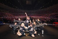 終演後、記念撮影をするLiSAとバンドメンバーとダンサー陣。（Photo by hajime kamiiisaka）