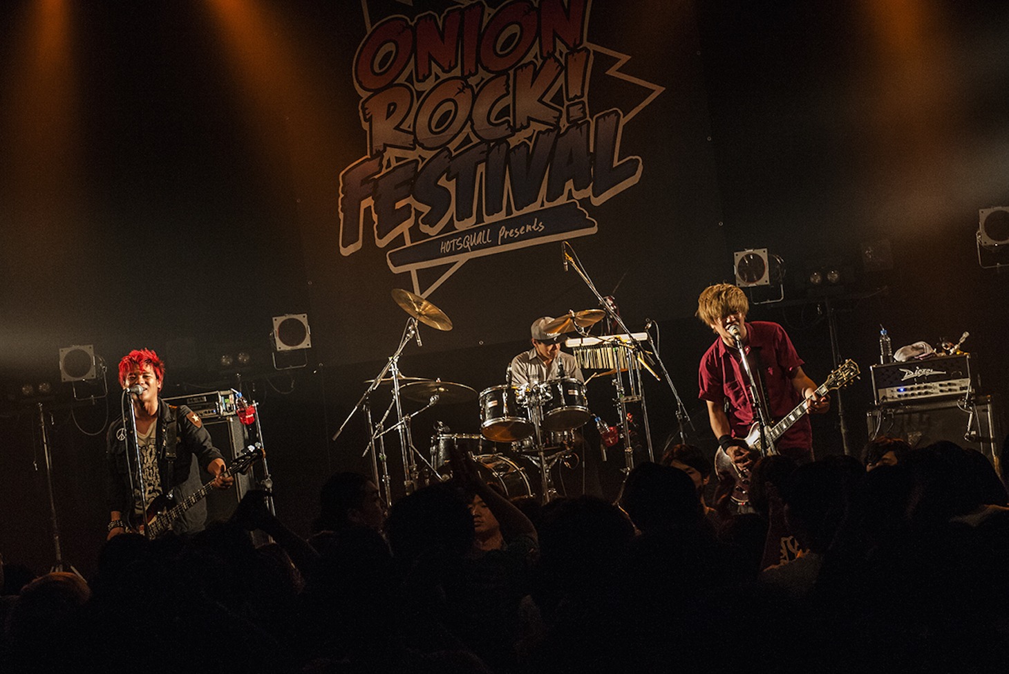 「ONION ROCK Winter 2016」でのHOTSQUALLのパフォーマンスの様子。（Photo by manaty）