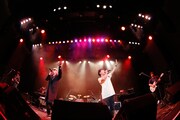 藤井隆のライブの様子。