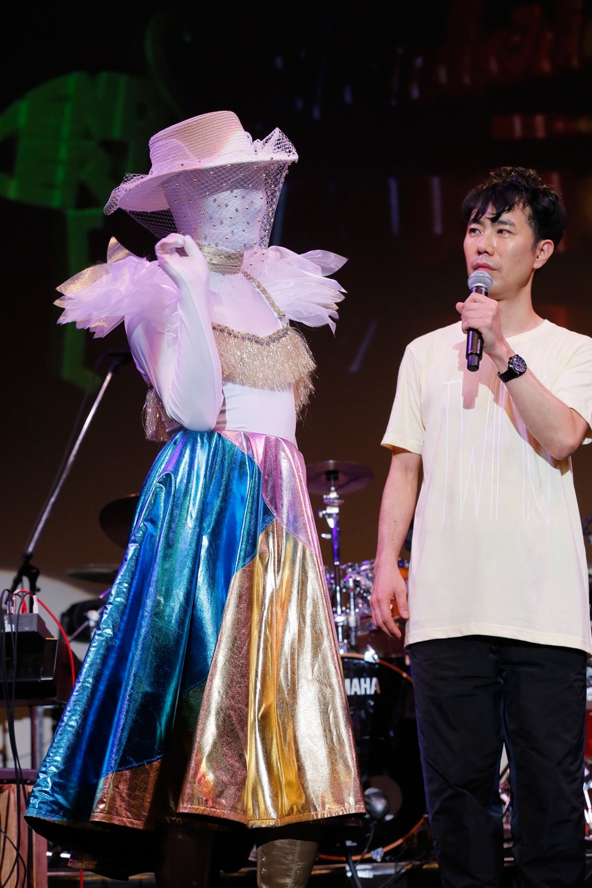 左からRose（APOTHEKE）、藤井隆。