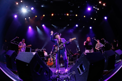 堂島孝平のライブの様子。