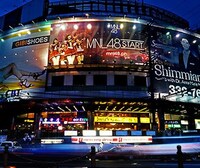 マニラ市内にあるMNL48の街頭広告。(c)Hallohallo Entertainment Inc.