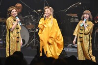 左から吉村由美、MINMI、大貫亜美。（写真提供：Warner Music Japan）