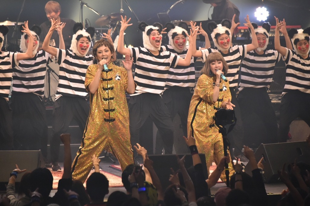 流石組を迎えて「アジアの純真」を歌うPUFFY。（写真提供：Warner Music Japan）