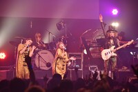 左から吉村由美、大貫亜美、ROLLY。（写真提供：Warner Music Japan）