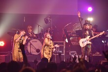 左から吉村由美、大貫亜美、ROLLY。（写真提供：Warner Music Japan）