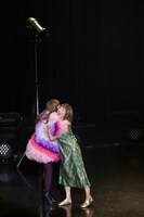 抱き合うYUKI（左）と矢野顕子（右）。（Photo by TSUKASA MIYOSHI [Showcase]）