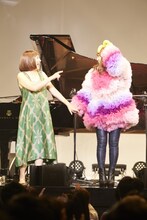 笑う矢野顕子（左）とバナナを頭に乗せるYUKI。（Photo by TSUKASA MIYOSHI [Showcase]）