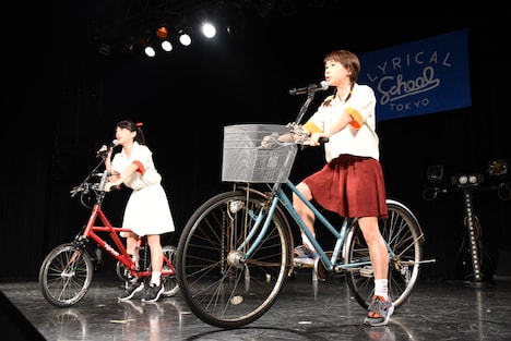 チャリで来たmei（左）とami（右）。