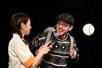 日本語がペラペラなハーフのサンディー・カイ（右）。