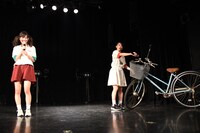 “グラタンチャリ”のベルを鳴らすmei（右）。