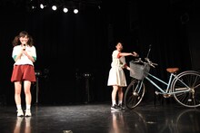 “グラタンチャリ”のベルを鳴らすmei（右）。