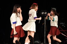 サプライズで慌てるminan（中央）。