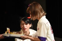 バースデーケーキを受け取るminan（右）と見つめるmei（左）。