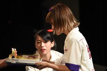 バースデーケーキを受け取るminan（右）と見つめるmei（左）。