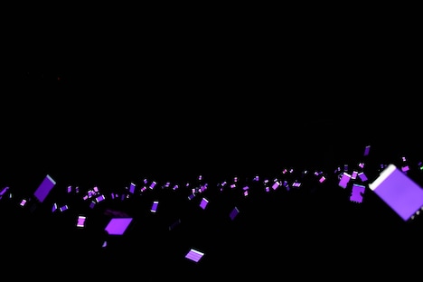 スマートフォンで紫色に染め上げられたCLUB CITTA'のフロア。