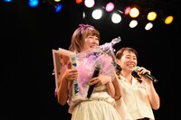 バ-スデープレゼントを抱えて涙するminan（左）。