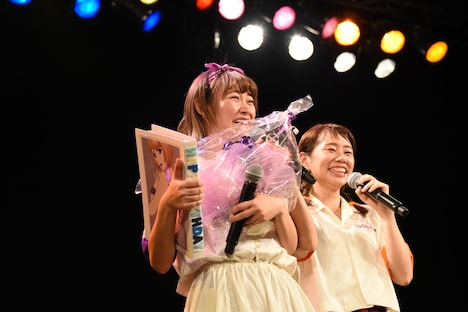 バ-スデープレゼントを抱えて涙するminan（左）。