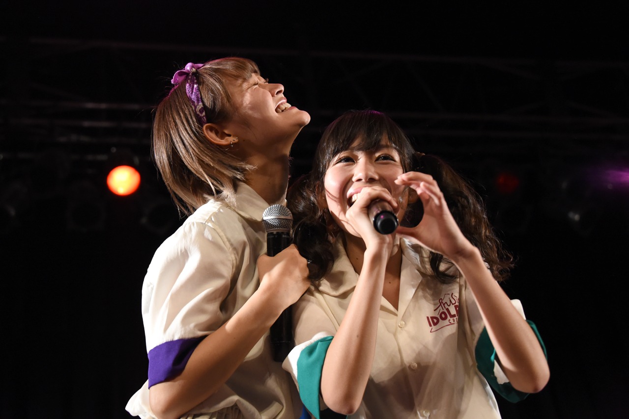 抱き合うminan（左）とhime（右）。
