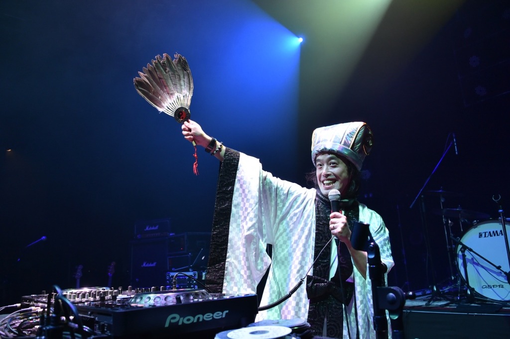 DJやついいちろう（写真提供：Warner Music Japan）