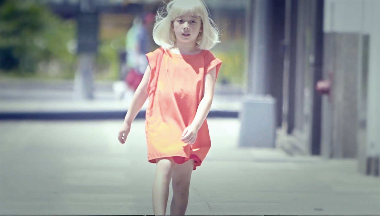 BOMI「ふたつの街」のミュージックビデオのワンシーン。