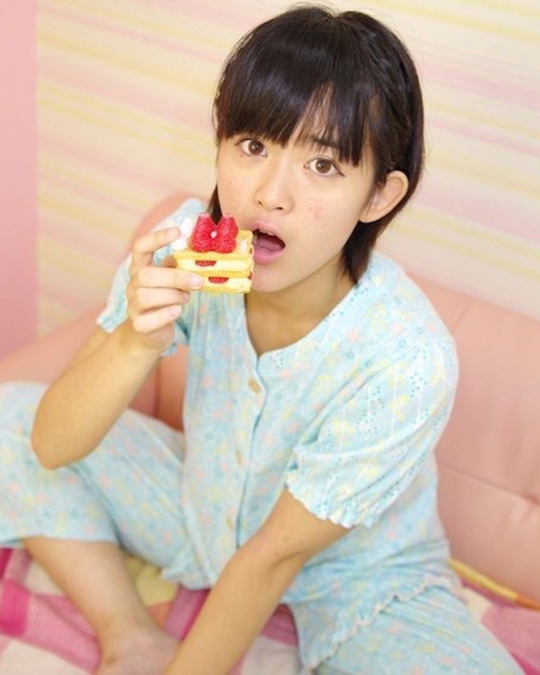 2016年の人気画像14位は「仮面女子研究生の川原結衣が妊娠、芸能界引退」より、川原結衣。