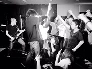 ニーネ×松本敏将＆ハイアーセルフが高円寺で「言い訳太郎」