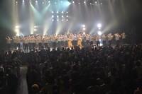 「アジアの純真」のパフォーマンスの様子。（写真提供：Warner Music Japan）