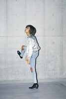 アヴちゃん（Vo）による女王蜂オリジナルスカジャン「氷山孔雀」着用イメージ。