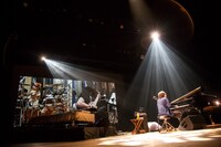 画面に映るIKUO（B）、淳士（Dr）とともにセッションを繰り広げるまらしぃ。（撮影：石阪大輔）