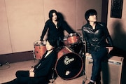 人気画像31位は「LOVE PSYCHEDELICO KUMIと深沼元昭が結婚」より、PLAGUES。右が深沼元昭。