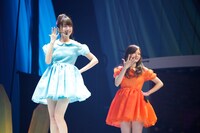 左から橋本奈々未、白石麻衣。 (c)乃木坂46LLC