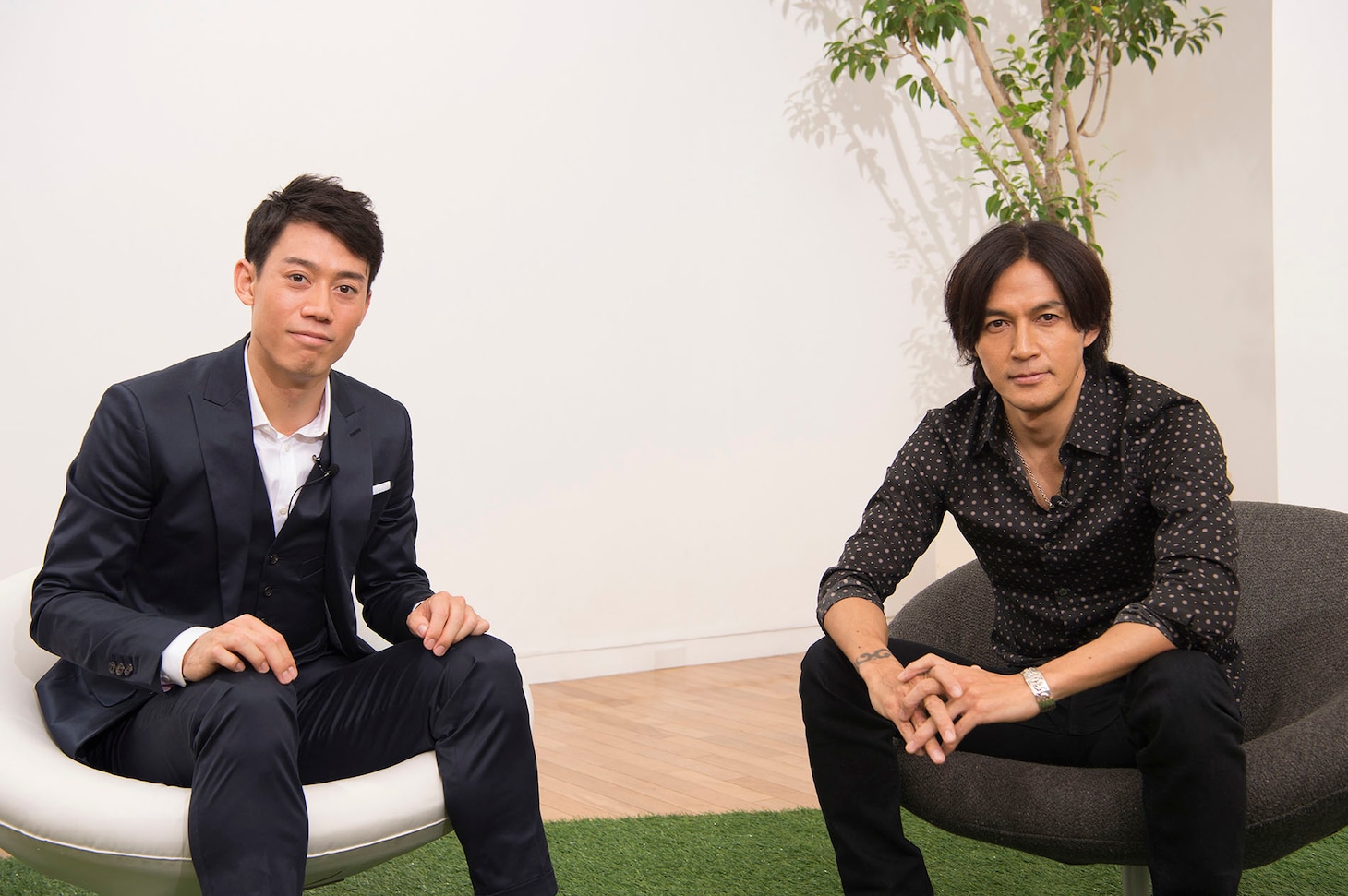 左から錦織圭、稲葉浩志。
