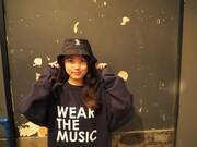 「WEARTHEMUSIC」のアイテムを身に着けたpeppe（Key, Cho）。