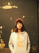 「WEARTHEMUSIC」のアイテムを身に着けた長屋晴子（Vo, G）。