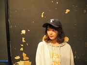 「WEARTHEMUSIC」のアイテムを身に着けた長屋晴子（Vo, G）。