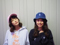 「WEARTHEMUSIC」のアイテムを身に着けた長屋晴子（Vo, G）とpeppe（Key, Cho）。