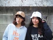 「WEARTHEMUSIC」のアイテムを身に着けた長屋晴子（Vo, G）とpeppe（Key, Cho）。