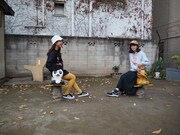 「WEARTHEMUSIC」のアイテムを身に着けたpeppe（Key, Cho）と長屋晴子（Vo, G）。