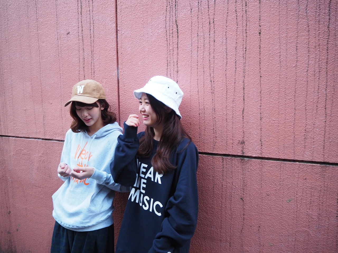 「WEARTHEMUSIC」のアイテムを身に着けた長屋晴子（Vo, G）とpeppe（Key, Cho）。