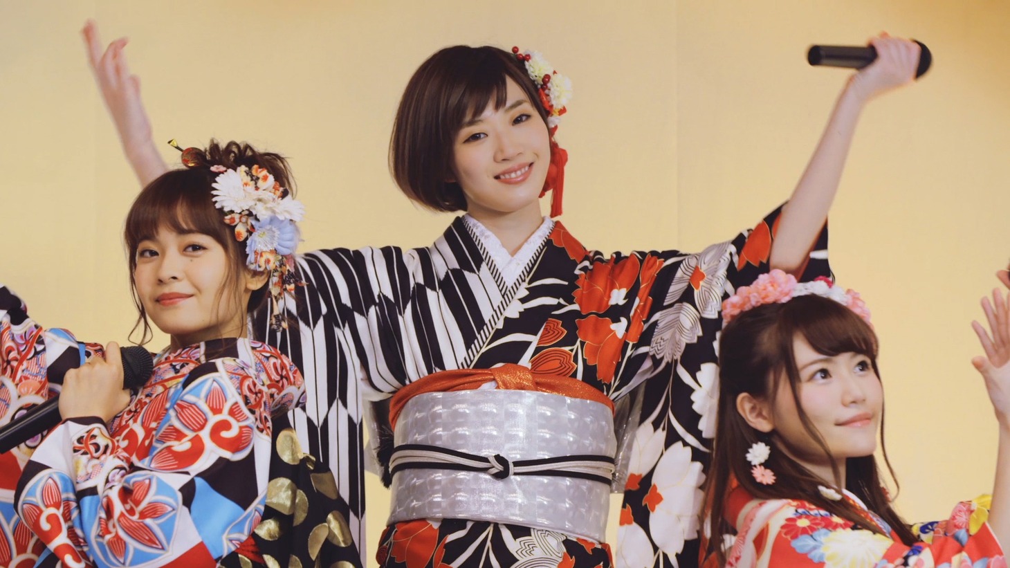 じゃんけん民「逆さ坂」ミュージックビデオのワンシーン。(c)AKS